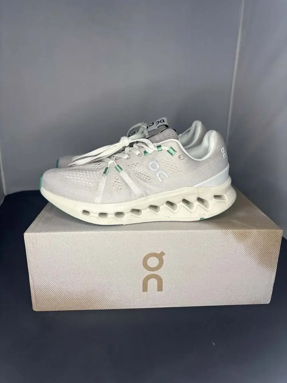 On Cloudsurfer US M7 W8.5 Pearl Ivory Running Shoes